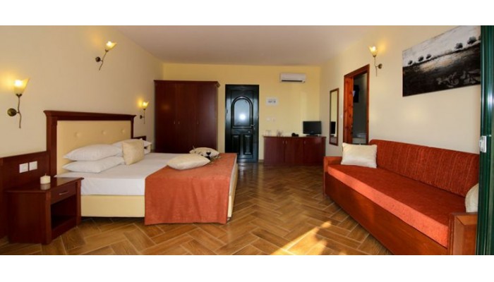 Village Mare poza 17