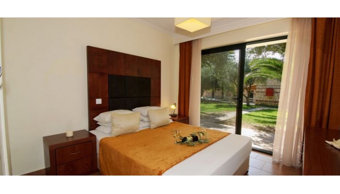 Village Mare poza 19