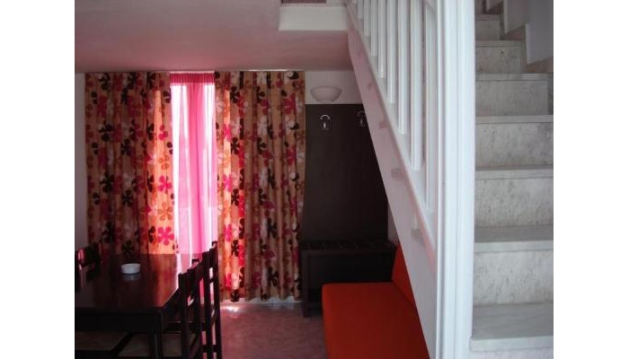 Elena Studios poza 9