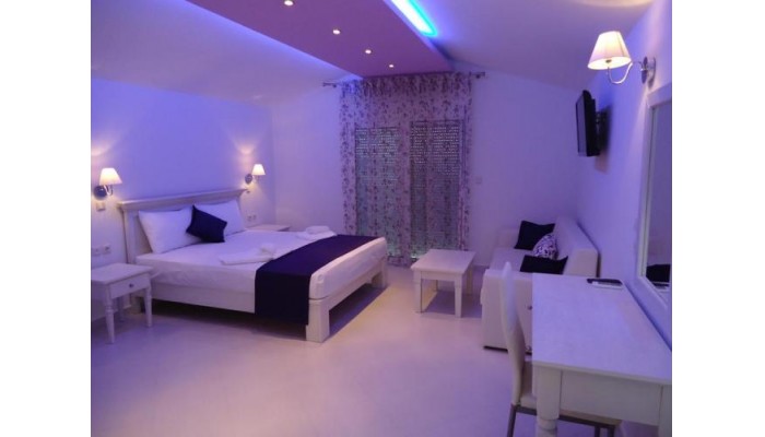 Rania Studios poza 5